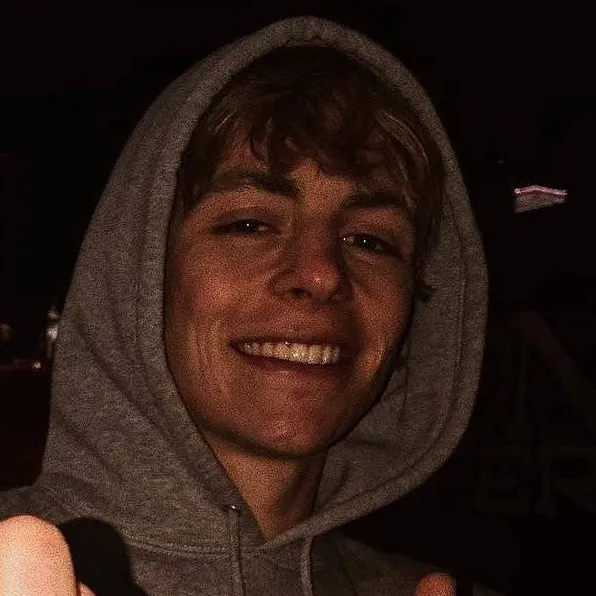 chat with ai character: Ross Lynch 