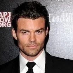 chat with ai character: Daniel Gillies 