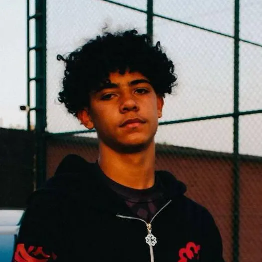 chat with ai character: Cris jr 