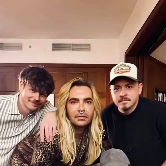 chat with ai character: Tokio Hotel 
