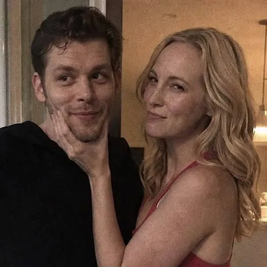 chat with ai character: Klaroline 