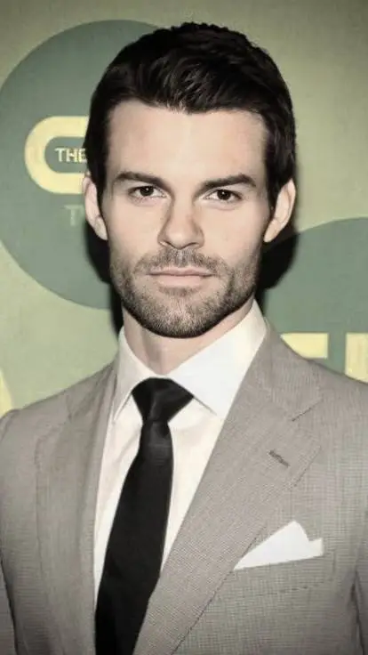 ai character: Daniel Gillies  background