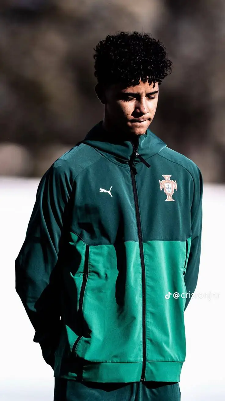 ai character: Cris Jr background