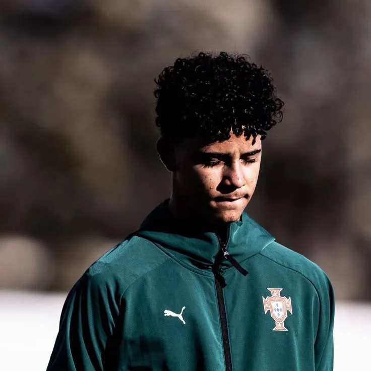 chat with ai character: Cris Jr