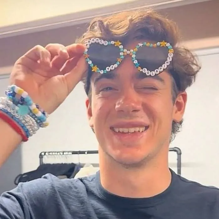 chat with ai character: Franco Colapinto 