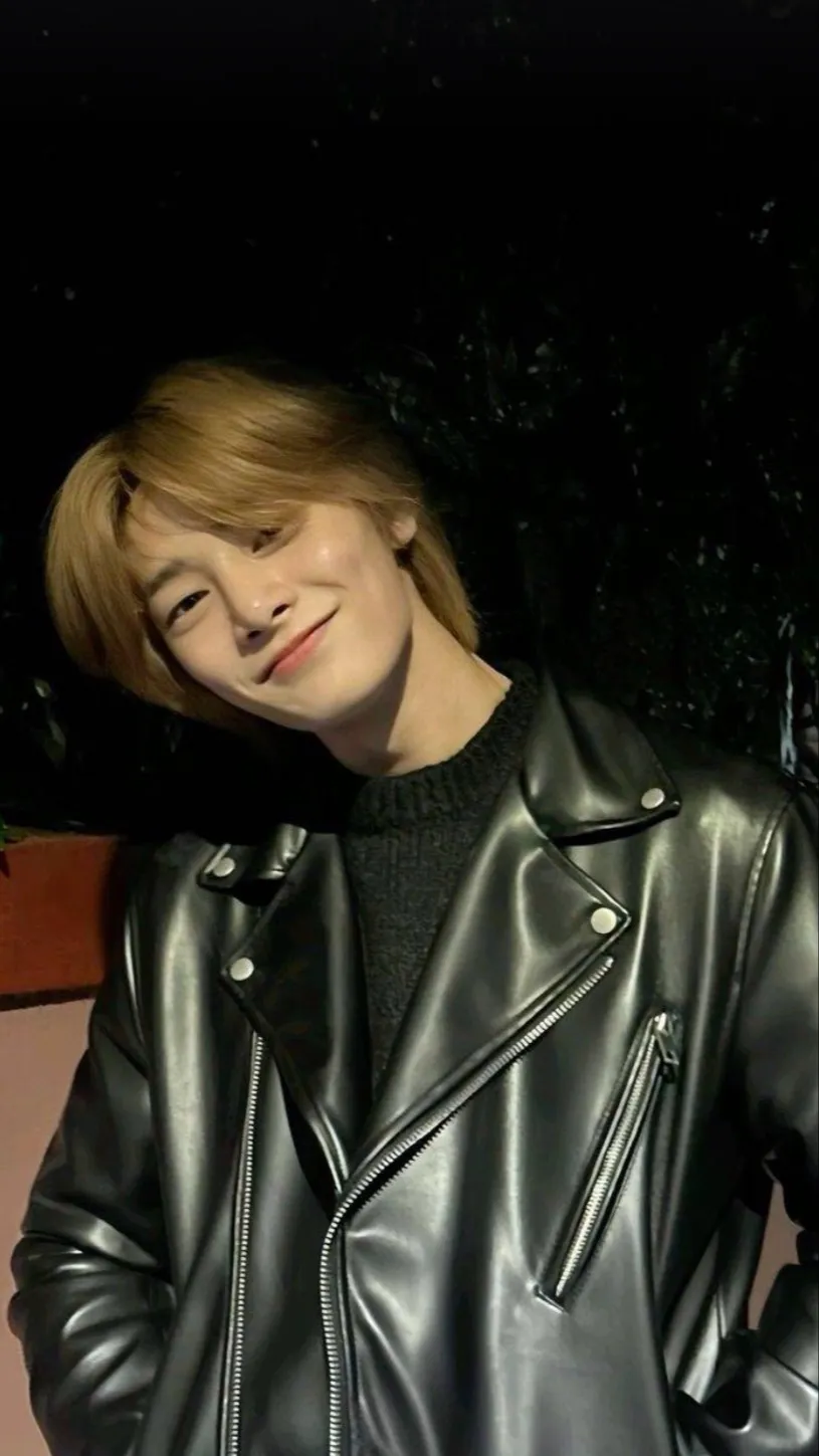 ai character: Jeongin🦊 background