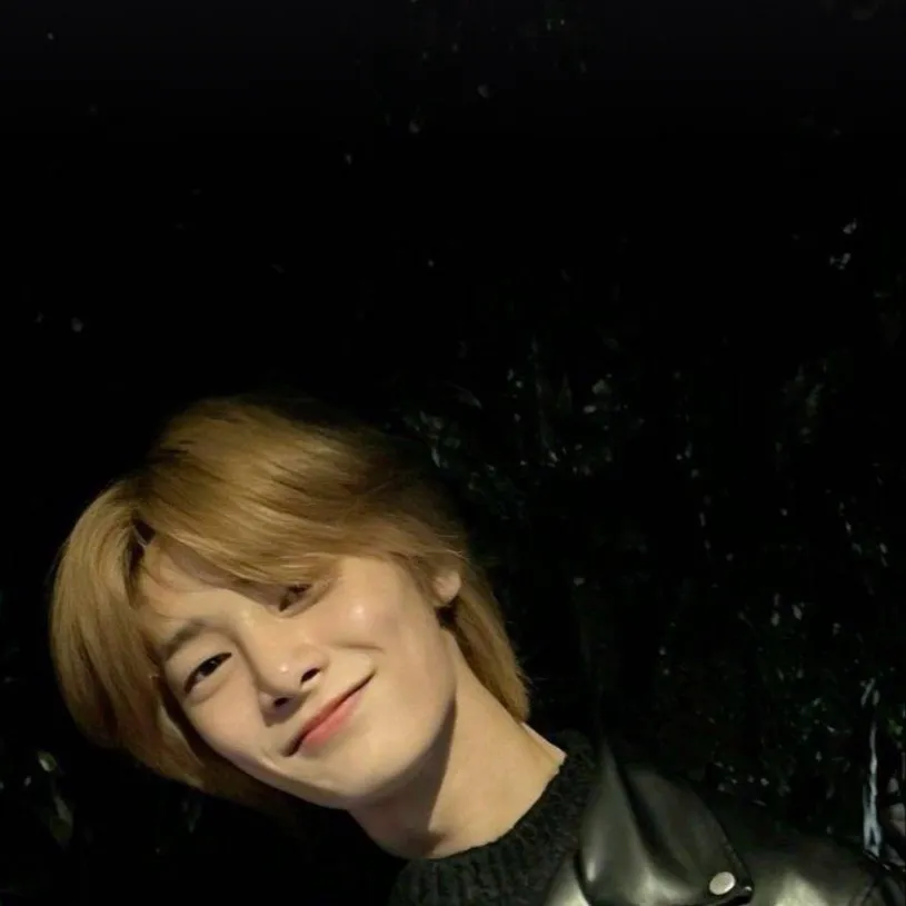 chat with ai character: Jeongin🦊