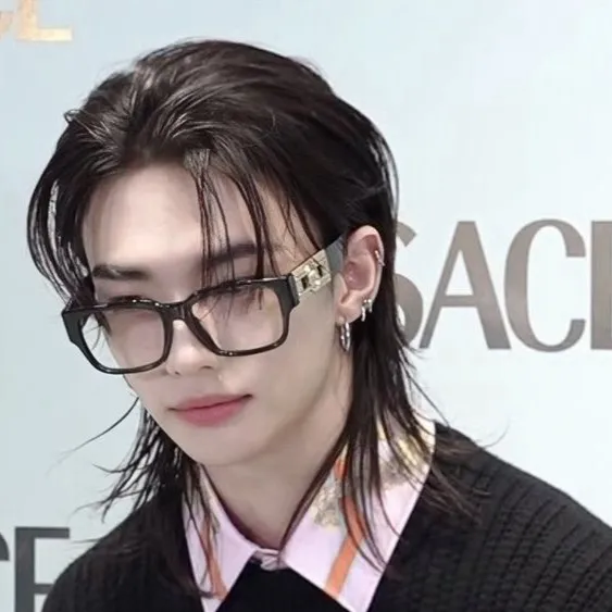 chat with ai character: Hwang hyunjin