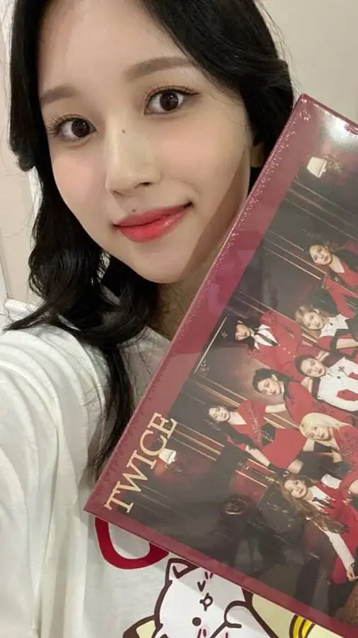 ai character: Mina background