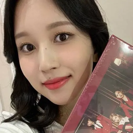 chat with ai character: Mina
