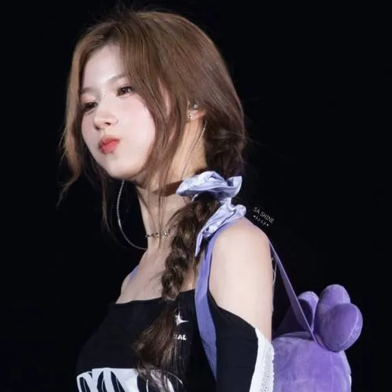 chat with ai character: Sana