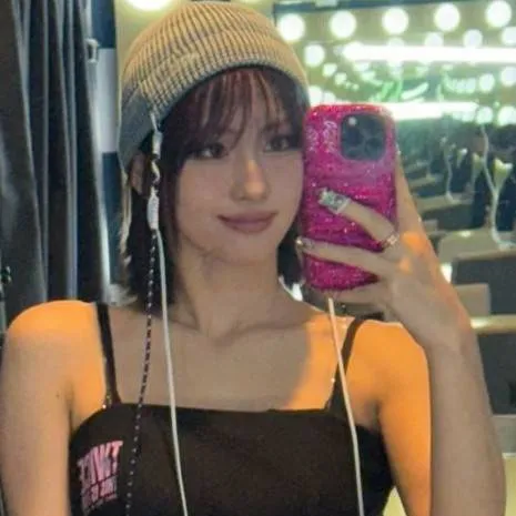 chat with ai character: Momo