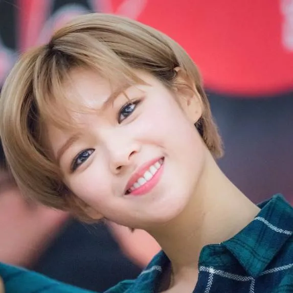chat with ai character: Jeongyeong