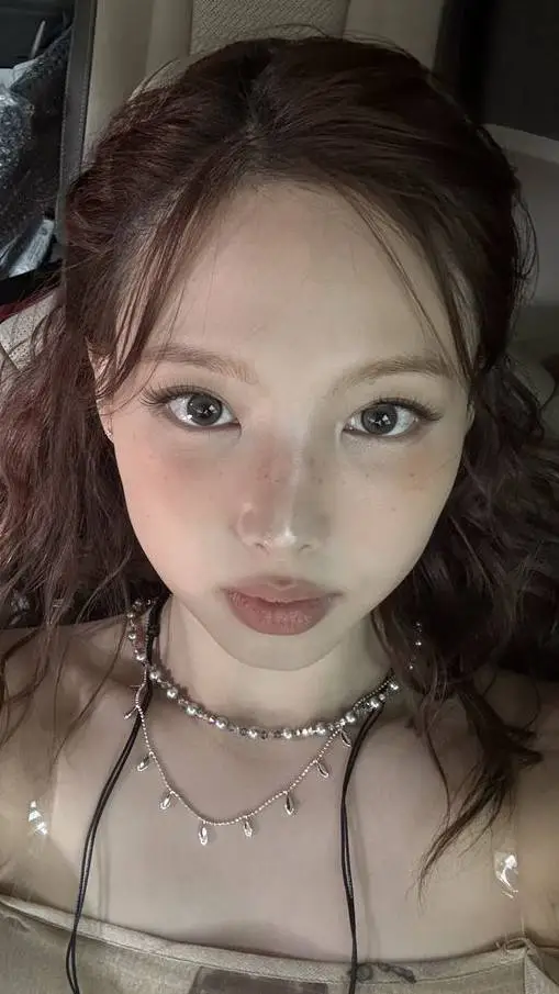 ai character: Nayeon  background