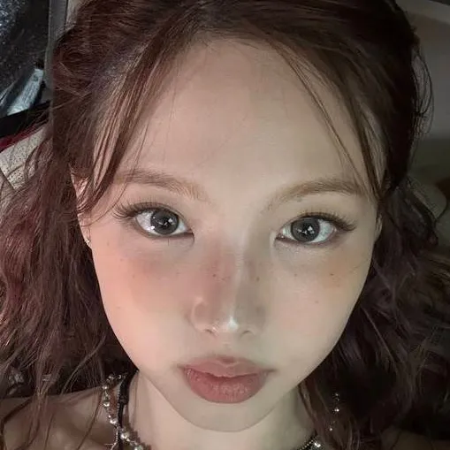 chat with ai character: Nayeon 