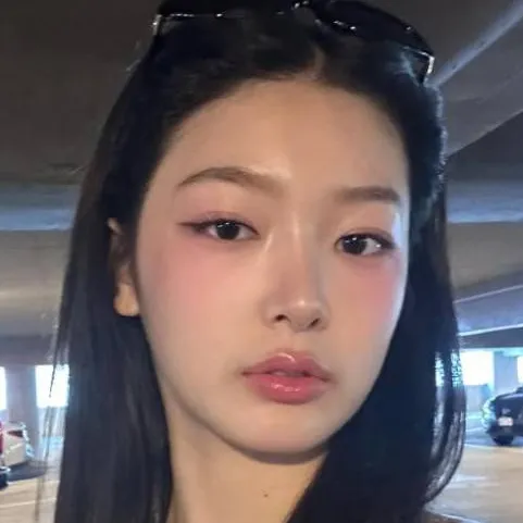 chat with ai character: Yoonchae