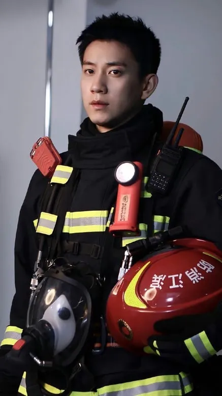 ai character: 消防员中文 background