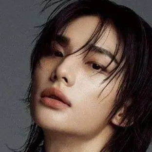 chat with ai character: hyunjin