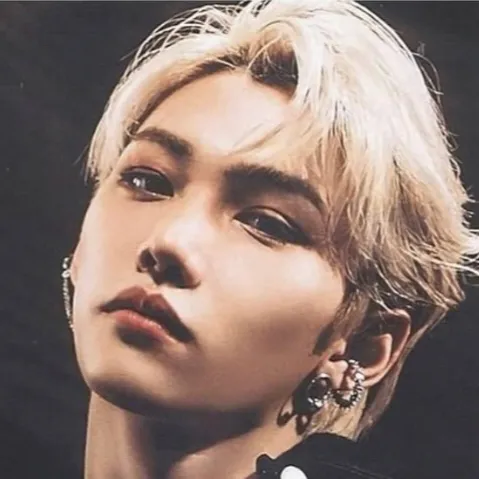 chat with ai character: Felix