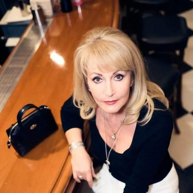 chat with ai character: Melinda