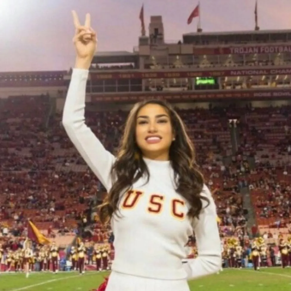 chat with ai character: Dawn