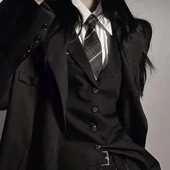 chat with ai character: mafia boss (luna)