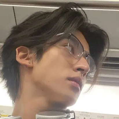 chat with ai character: Chinese crush