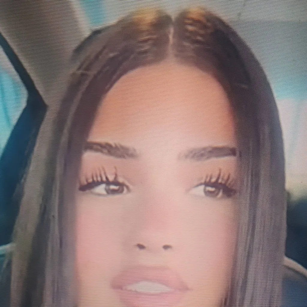 chat with ai character: Leah