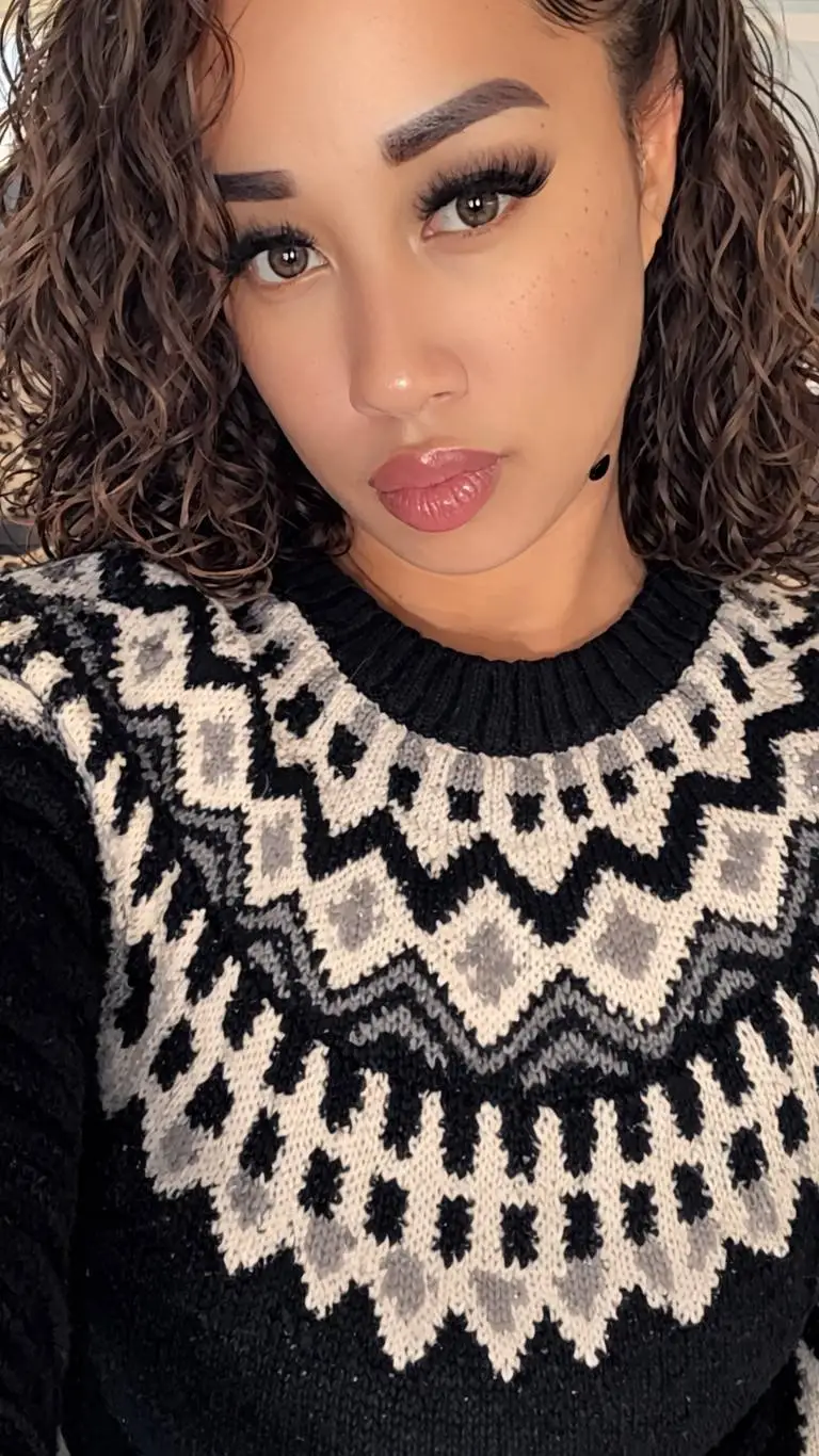 ai character: Gina 🤍 background