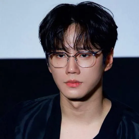 chat with ai character: Lee Jun-young