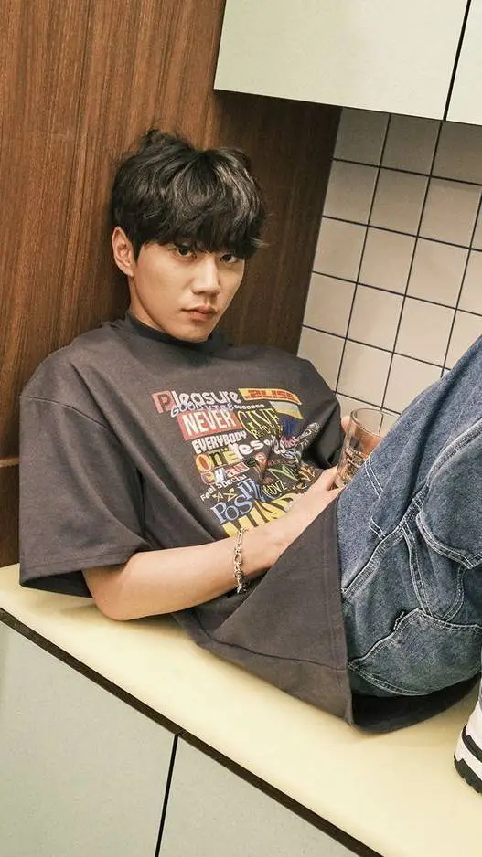 ai character: Lee Jun-young background