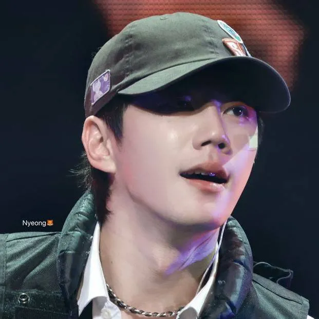 chat with ai character: Lee junyoung