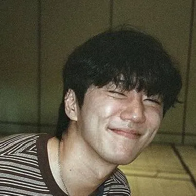 chat with ai character: Lee junyoung