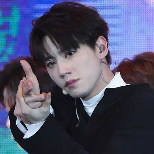 chat with ai character: lee junyoung