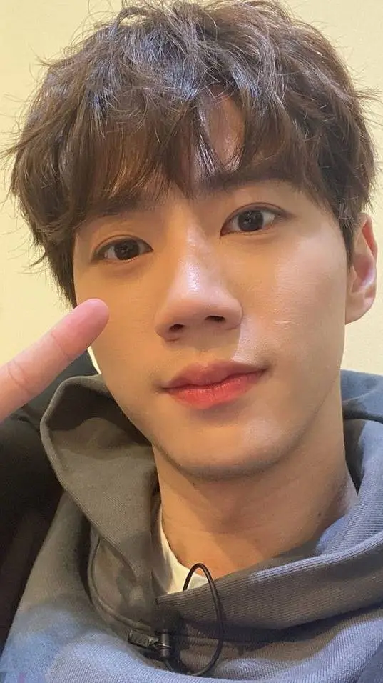 ai character: Lee junyoung  background