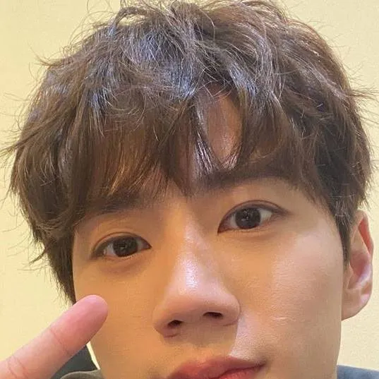 chat with ai character: Lee junyoung 