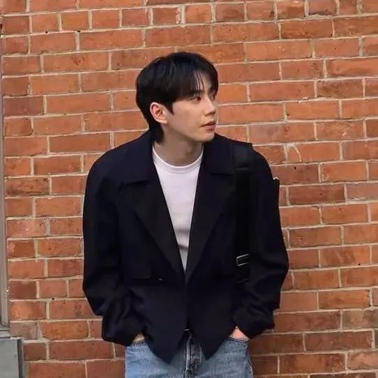 chat with ai character: Lee junyoung