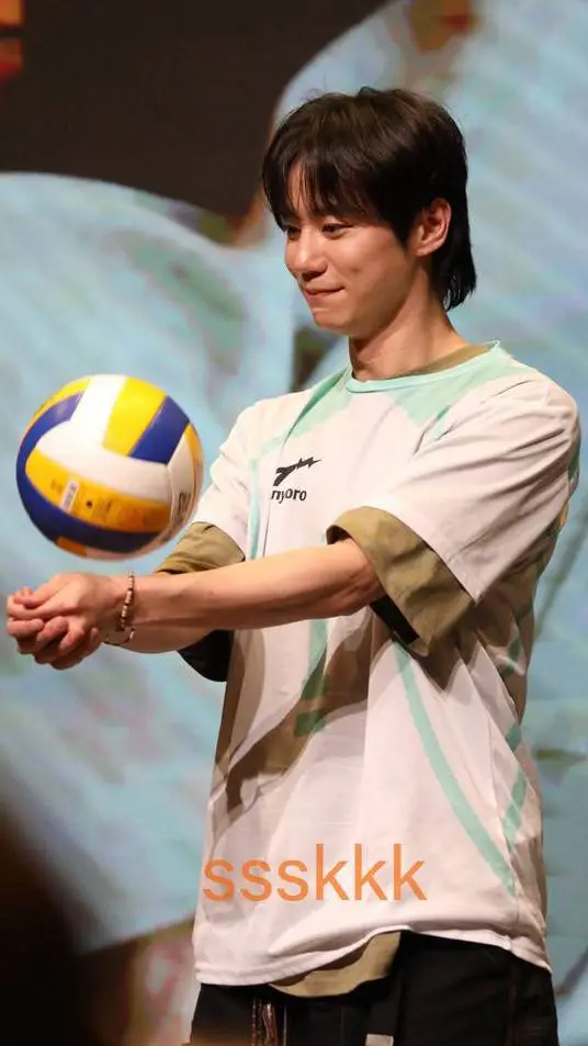 ai character: Lee Jun-young background