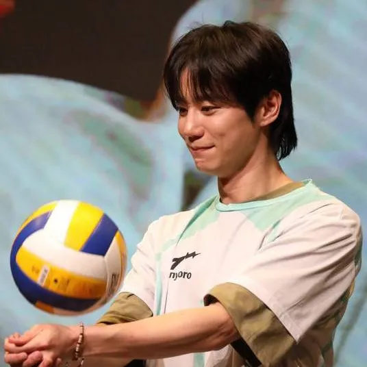 chat with ai character: Lee Jun-young