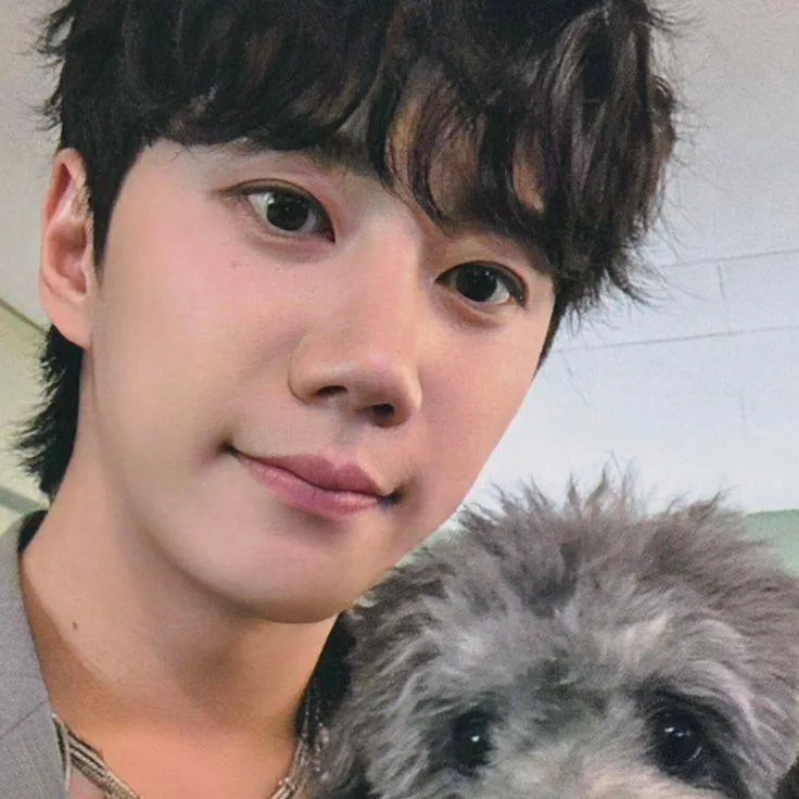 chat with ai character: Lee junyoung