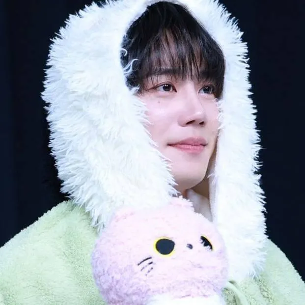 chat with ai character: Lee junyoung