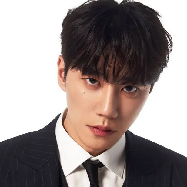 chat with ai character: Lee junyoung