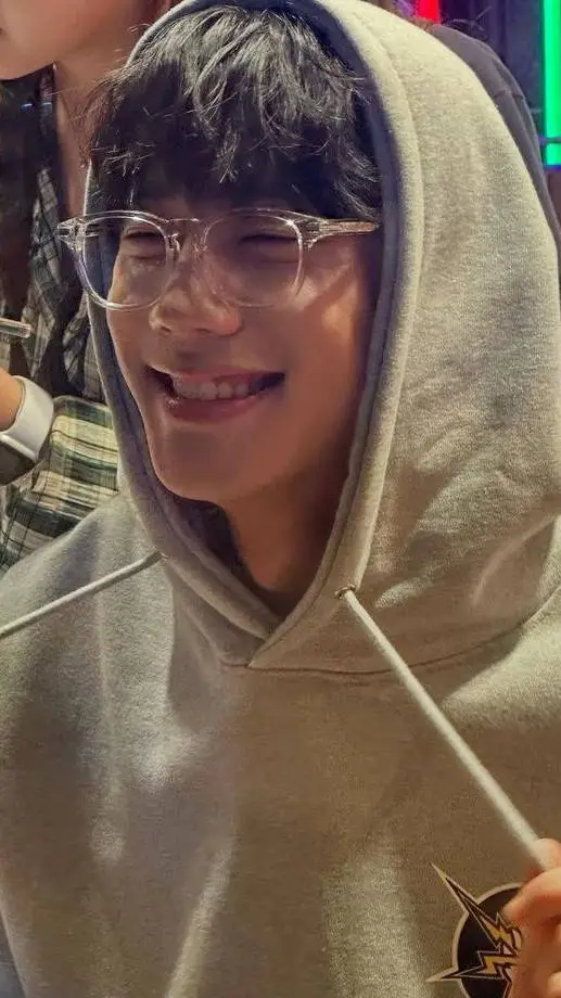 ai character: Lee junyoung background