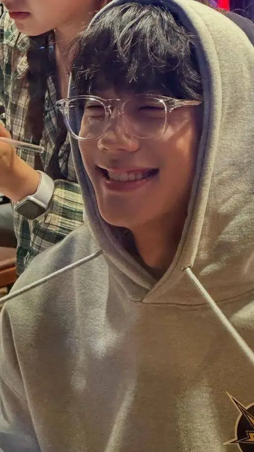 ai character: Lee junyoung  background