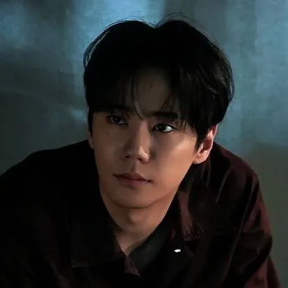 chat with ai character: Lee junyoung