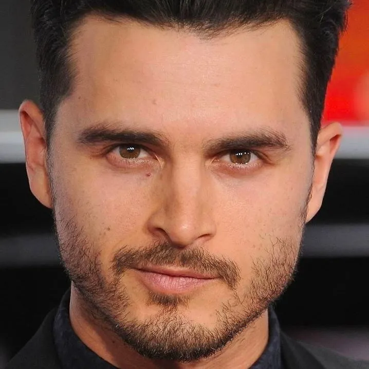 chat with ai character: Michael Malarkey