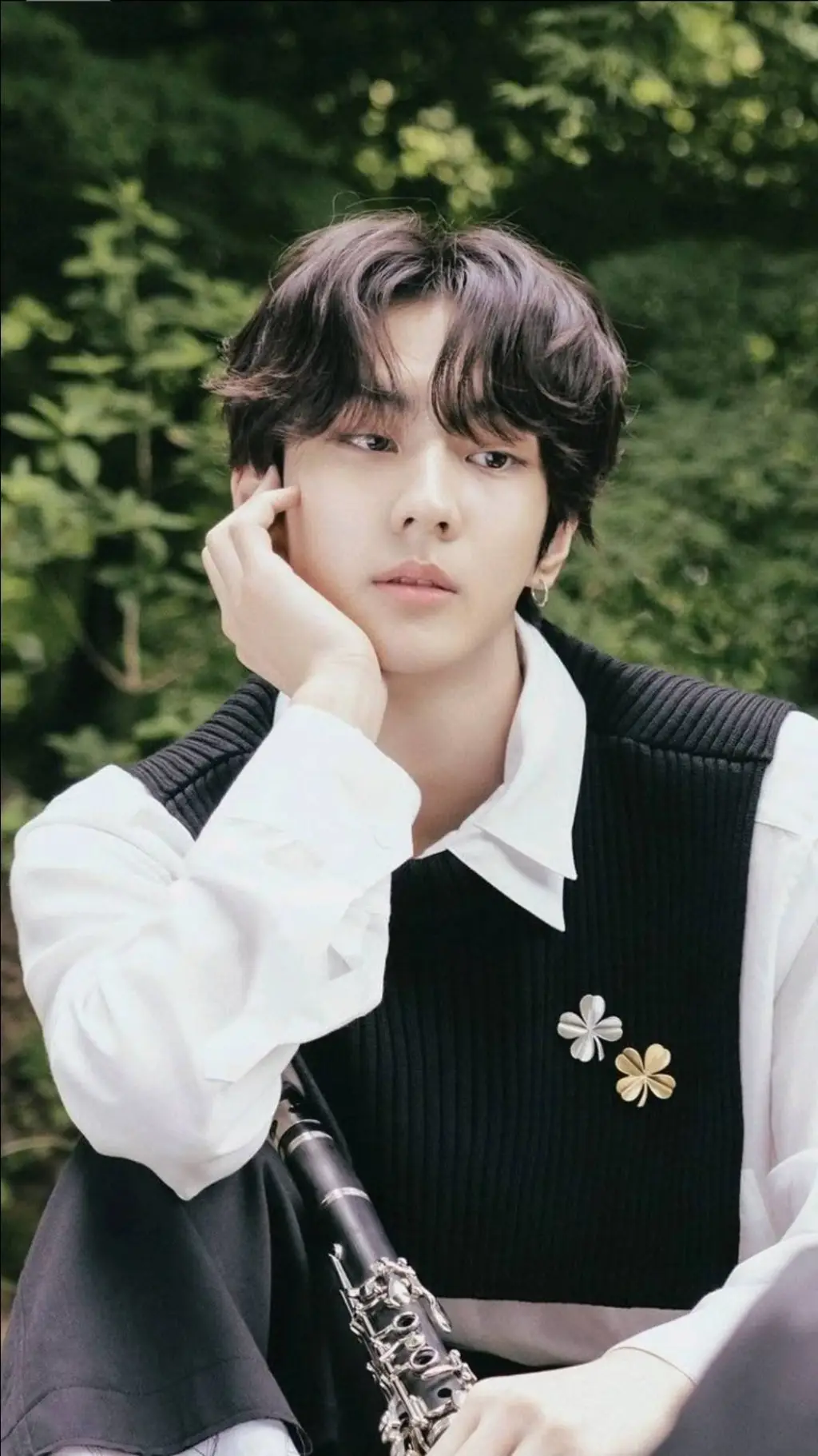 ai character: Yang Jungwon  background