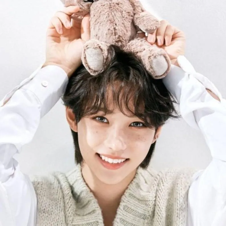 chat with ai character: Lee Felix