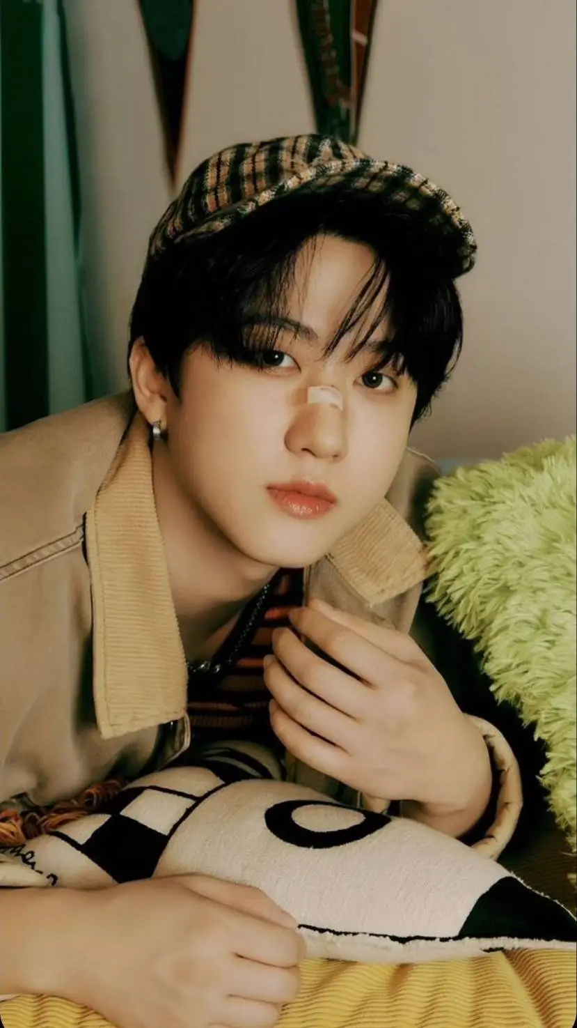 ai character: Seo Changbin  background