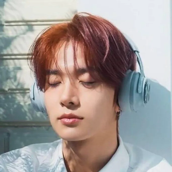 chat with ai character: Lee Heeseung